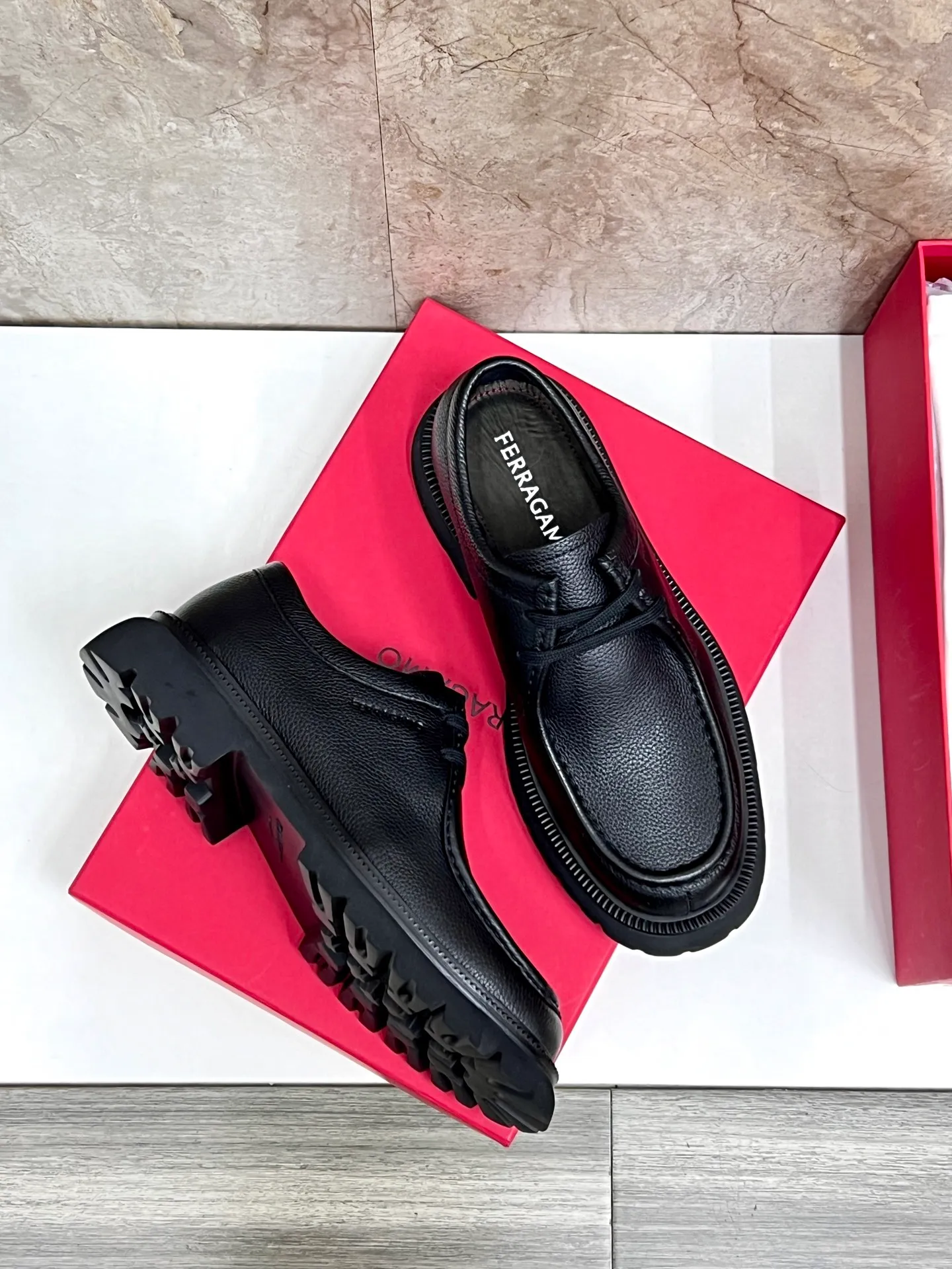 Original quality P780 Brand: Ferragamo Standard code: Men's code 39.40.41.42.43.44 Grade: Same style as the official website High-quality men's shoes Material: Customized first-layer calfskin with water-dyed cowhide lining Cowhide tiptoe Original non-slip and wear-resistant rubber outsole Style category: Men's formal business leather shoes are young and fashionable European and American trends British style Casual matching Comfortable feet Color: actual picture